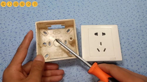 墻內(nèi)線盒耳朵損壞，電工師傅巧手修復(fù)